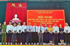 Đảng ủy xã Tam Xuân ra mắt mô hình “Gần dân, sát dân” và trao tặng sổ nhật ký đi cơ sở cho các ủy viên Ban chấp hành Đảng bộ xã. (Ảnh: HOÀNG ĐẠO)