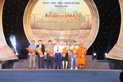 Lãnh đạo Tỉnh ủy Vĩnh Long tặng hoa cho đại diện các đơn vị, tổ chức tài trợ Lễ hội Ok Om Bok năm 2025.