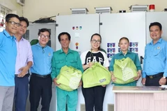 Đại diện công đoàn tại Thành phố Hồ Chí Minh thăm, tặng quà cá nhân có hoàn cảnh khó khăn. (Ảnh Hồng Giang)