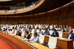 Quốc hội nghe Phó Thủ tướng Thường trực Chính phủ Nguyễn Hòa Bình trình bày báo cáo tổng hợp việc thực hiện 16 nghị quyết của Quốc hội về giám sát và chất vấn tại phiên họp toàn thể. (Nguồn: QUOCHOI.VN)