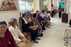 Người dân đến khám tại Trạm y tế Phú Thái, thành phố Hải Phòng. (Ảnh TTXVN)