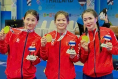Ba nữ đô vật Nguyễn Thị Mỹ Trang, Nguyễn Thị Mỹ Linh và Nguyễn Thị Mỹ Hạnh (từ trái qua) trong giờ phút chiến thắng.