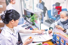 Người già đến khám tại Bệnh Viện Lão khoa Trung Ương nhận thuốc bảo hiểm y tế. (Ảnh: THÀNH ĐẠT)