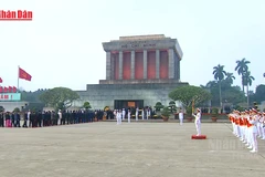 [Video] Đại biểu dự Đại hội XIV vào Lăng viếng Chủ tịch Hồ Chí Minh