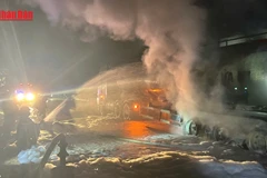 [Video] Dập tắt vụ cháy xe bồn chở dầu trên Quốc lộ 24 