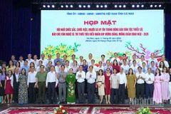 Lãnh đạo tỉnh Cà Mau chụp ảnh lưu niệm cùng với đội ngũ chức sắc, chức việc, người có uy tín, văn nghệ sĩ, trí thức và báo chí tại buổi họp mặt.