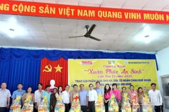 Đại diện Hiệp hội Doanh nghiệp tỉnh Cà Mau, Cơ quan đại diện Báo Nhân Dân tại khu vực miền nam và đơn vị đồng hành trao quà Tết tại xã Lương Thế Trân.