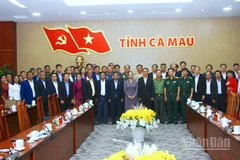 Đoàn công tác tỉnh Koh Kong (Vương quốc Campuchia) chụp ảnh lưu niệm nhân dịp đến thăm tỉnh Cà Mau.