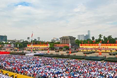 Dàn khí tài đi qua Quảng trường Ba Đình.