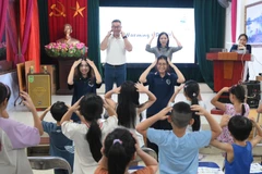 Trò chơi bằng tiếng Anh được các bạn nhỏ hào hứng tham gia.