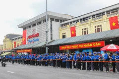 Nhiều nhà bạt phục vụ nhân dân được dựng trên nhiều tuyến phố tại Hà Nội.