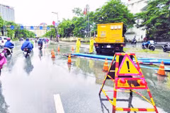 Công nhân Công ty Thoát nước Hà Nội khắc phục úng ngập.