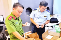 Lực lượng liên ngành kiểm tra hàng hóa có dấu hiệu xâm phạm quyền sở hữu trí tuệ.