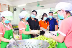 Đoàn giám sát của Ban Văn hóa-Xã hội (Hội đồng nhân dân Thành phố Hà Nội) khảo sát bếp ăn Trường mầm non Triều Khúc, phường Thanh Liệt.