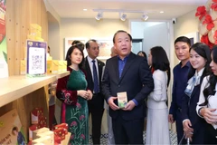 Khai mạc không gian trưng bày, livestream "Sức sống hàng Việt".