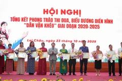 Đồng chí Sùng A Hồ - Phó Bí thư Thường trực Tỉnh ủy, Chủ tịch Ủy ban Mặt trận Tổ quốc Việt Nam tỉnh trao Bằng khen cho các tập thể.