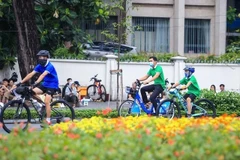 Thời gian qua, xe đạp công cộng thu hút nhiều bạn trẻ sử dụng để tham quan, ngắm cảnh khu vực trung tâm TP Hồ Chí Minh. ẢNH: NHẬT THỊNH