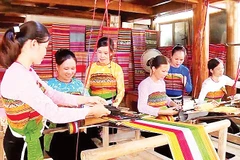 Nghề dệt thổ cẩm mang lại nguồn thu nhập đáng kể cho người dân.