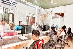 Công chức Trung tâm Phục vụ hành chính công phường giải quyết thủ tục hành chính phục vụ người dân.