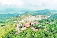 Toàn cảnh Thiên Cấm Sơn.