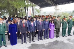 Lãnh đạo thành phố Huế dâng hoa, dâng hương tưởng niệm các Anh hùng liệt sĩ.