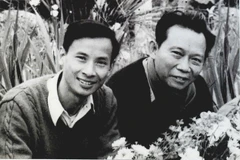 Nhà báo Hồng Châu, tức Thép Mới (bên phải) và nhà báo Cao Kim, tức Kim Toàn - hai nhà báo của Mặt trận Dân tộc giải phóng miền Nam Việt Nam từng bí mật hoạt động báo chí tại Sài Gòn - Gia Định trong cuộc Tổng tiến công và nổi dậy Tết Mậu Thân năm 1968. 