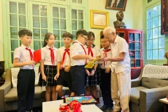 GS, TSKH Hồ Ngọc Đại - người sáng lập Trường Thực nghiệm với thế hệ học sinh hôm nay. (Ảnh Lan Anh)