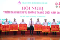 Tổng Giám đốc Dương Quyết Thắng trao tặng Cờ thi đua của Ngân hàng Nhà nước năm 2024 cho các đơn vị trong hệ thống Ngân hàng Chính sách xã hội.