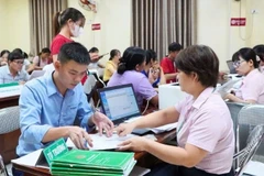 Người dân giao dịch tại Điểm giao dịch của Ngân hàng Chính sách xã hội Thái Nguyên.