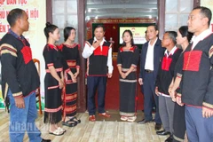 Bí thư Tỉnh ủy Đắk Lắk Lương Nguyễn Minh Triết (người đứng thứ 4 từ trái sang) trao đổi với lãnh đạo xã Cư Pui và bà con buôn Đăk Tuôr. 