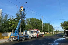 Các đơn vị thuộc Công ty Điện lực tỉnh Đắk Lắk đang triển khai khắc phục sự cố mất điện trên địa bàn phường Tuy Hòa.