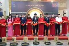 Các đại biểu cắt băng khai mạc triển lãm.