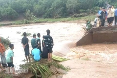 Cầu dân sinh số 2 tại buôn H’Mông, xã Ea Kiết bị nước lũ cuốn trôi, gây chia cắt tạm thời việc đi lại của người dân trong buôn.