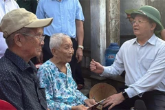 Phó Thủ tướng Chính phủ Mai Văn Chính thăm hỏi, động viên, tặng quà người dân bị thiệt hại sau bão số 13 tại xã Xuân Cảnh, tỉnh Đắk Lắk.