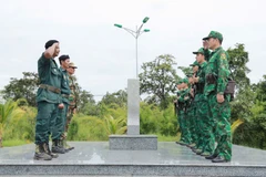 Cán bộ, chiến sĩ hai lực lượng Đồn Biên phòng Cửa khẩu Đắk Ruê (Ban Chỉ huy Bộ đội Biên phòng tỉnh Đắk Lắk) và lực lượng bảo vệ biên giới tỉnh Mondulkiri (Campuchia) gồm Đồn Cảnh sát bảo vệ biên giới bộ Ô Rô (Ty Công an tỉnh Mondulkiri) và Trung đội 2 (Tiểu khu Quân sự Mondulkiri) thực hiện nghi thức chào cột mốc.