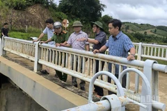 Lãnh đạo Giám đốc Công ty trách nhiệm hữu hạn một thành viên quản lý công trình thủy lợi Đắk Lắk phối hợp các ngành chức năng kiểm tra các hồ đập, công trình thủy lợi trên địa bàn xã Ea Ô.