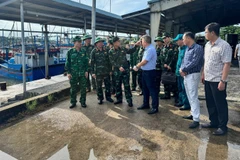 Đoàn công tác Quân khu 5 kiểm tra công tác ứng phó bão số 13 tại cảng cá Tiên Châu, xã Tuy An Đông, tỉnh Đắk Lắk. (Ảnh: THÙY DUNG)