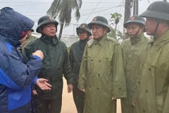 Phó Thủ tướng Hồ Quốc Dũng kiểm tra thực tế công tác ứng phó mưa lũ tại xã Tuy An Bắc.