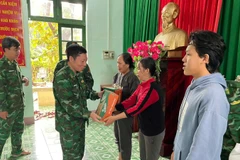 Đại tá Đỗ Quang Thấm, Phó Chính ủy Bộ Chỉ huy Quân sự tỉnh Đắk Lắk kiêm Chính ủy Ban Chỉ huy Bộ đội Biên phòng tỉnh tặng quà cho nhân dân vùng lũ.