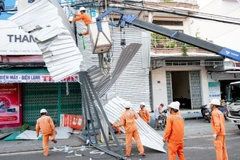 Công nhân Công ty Điện lực Đắk Lắk nỗ lực khắc phục sự cố điện sau bão số 1 tại phường Sông Cầu. (Ảnh: NGUYỄN NGỌC)