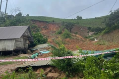 Hiện trường vụ sạt lở quả đồi gây sập nhà dân tại buôn Tơng Rang A, xã Yang Mao, nhưng rất may người dân kịp thoát ra ngoài nên không gây thiệt hại về người. 