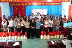 Nguyên Phó Chủ tịch nước Đặng Thị Ngọc Thịnh (người mặc áo đen đứng giữa hàng đầu) và đoàn nguyên cán bộ lãnh đạo nữ Thành phố Hồ Chí Minh tặng quà cho các gia đình phụ nữ dân tộc thiểu số có hoàn cảnh khó khăn ở xã Krông Á.