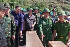 Phó Thủ tướng Chính phủ Trần Hồng Hà đã đến kiểm tra tình hình và chỉ đạo công tác khắc phục hậu quả sau bão số 13 tại thôn 2, xã Xuân Lộc, tỉnh Đắk Lắk.