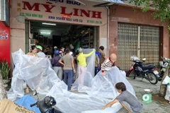 Người dân phường Tuy Hòa mua ni-lông về che đậy nhà cửa, tài sản ứng phó với bão 13.