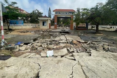 Đường từ Quốc lộ 1 dẫn vào cổng Trường Trung học phổ thông Lê Trung Kiên bị sạt lở, hư hỏng nặng.