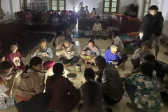 Người dân xã Xuân Cảnh quây quần dùng bữa tối tại Doanh trại Đồn Biên phòng Xuân Hòa trong thời gian trú tránh bão số 13.