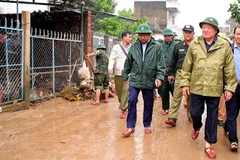 Phó Thủ tướng Thường trực Chính phủ Nguyễn Hòa Bình kiểm tra tình hình mưa lũ trên địa bàn xã Tuy An Tây. 