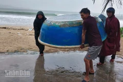 Cán bộ, chiến sĩ Đồn Biên phòng Xuân Đài khẩn trương giúp dân di chuyển phương tiện vào khu vực an toàn.