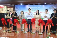 Các đại biểu cắt băng khai mạc trưng bày.