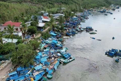 Tàu thuyền của ngư dân bị sóng biển đánh hư hỏng, chồng chất lên nhau.